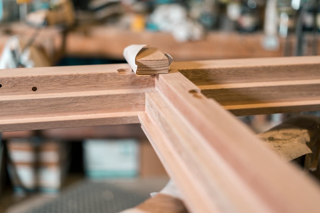 Handwerker arbeitet konzentriert in der Werkstatt